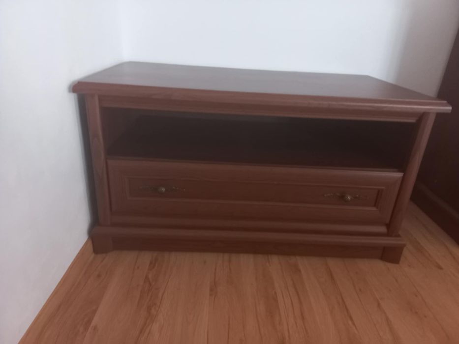 Meble do salonu. W zestaw wchodzi dwie komody, witryna i szafka rtv.