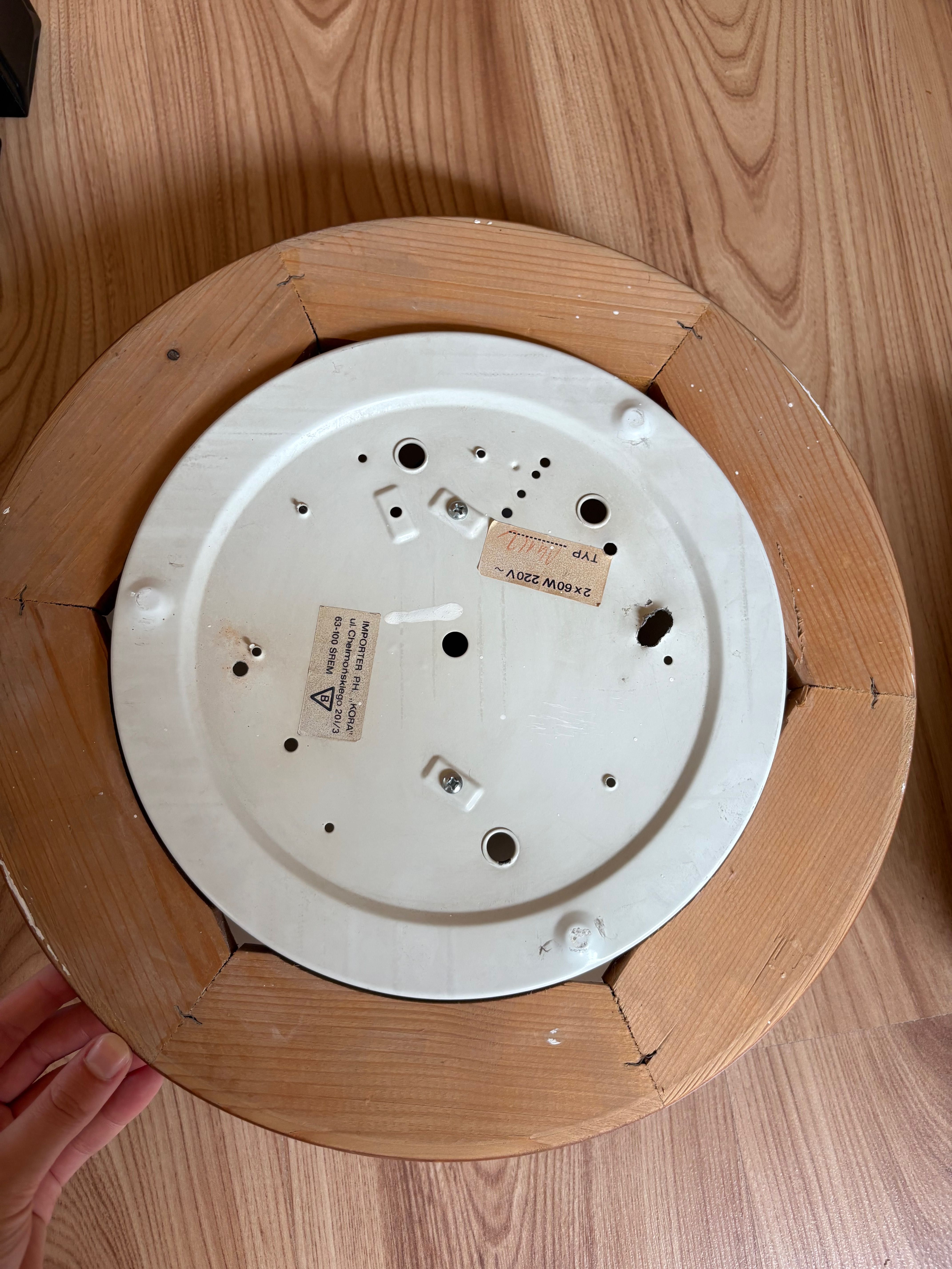 Plafon, lampa z drewnem