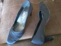 Sapatos azul marinho de salto alto