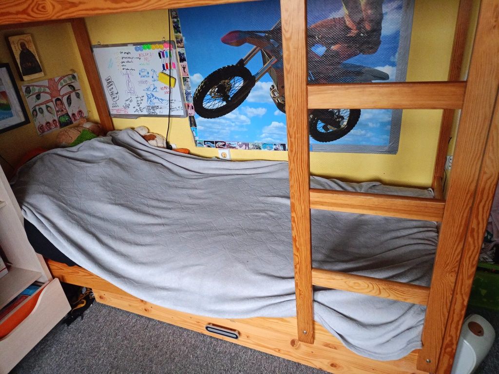 Drewniane łóżko piętrowe z dwoma materacami