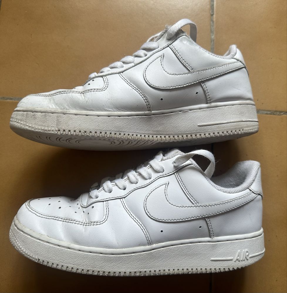 Nike air force 1 com algumas marcas de uso