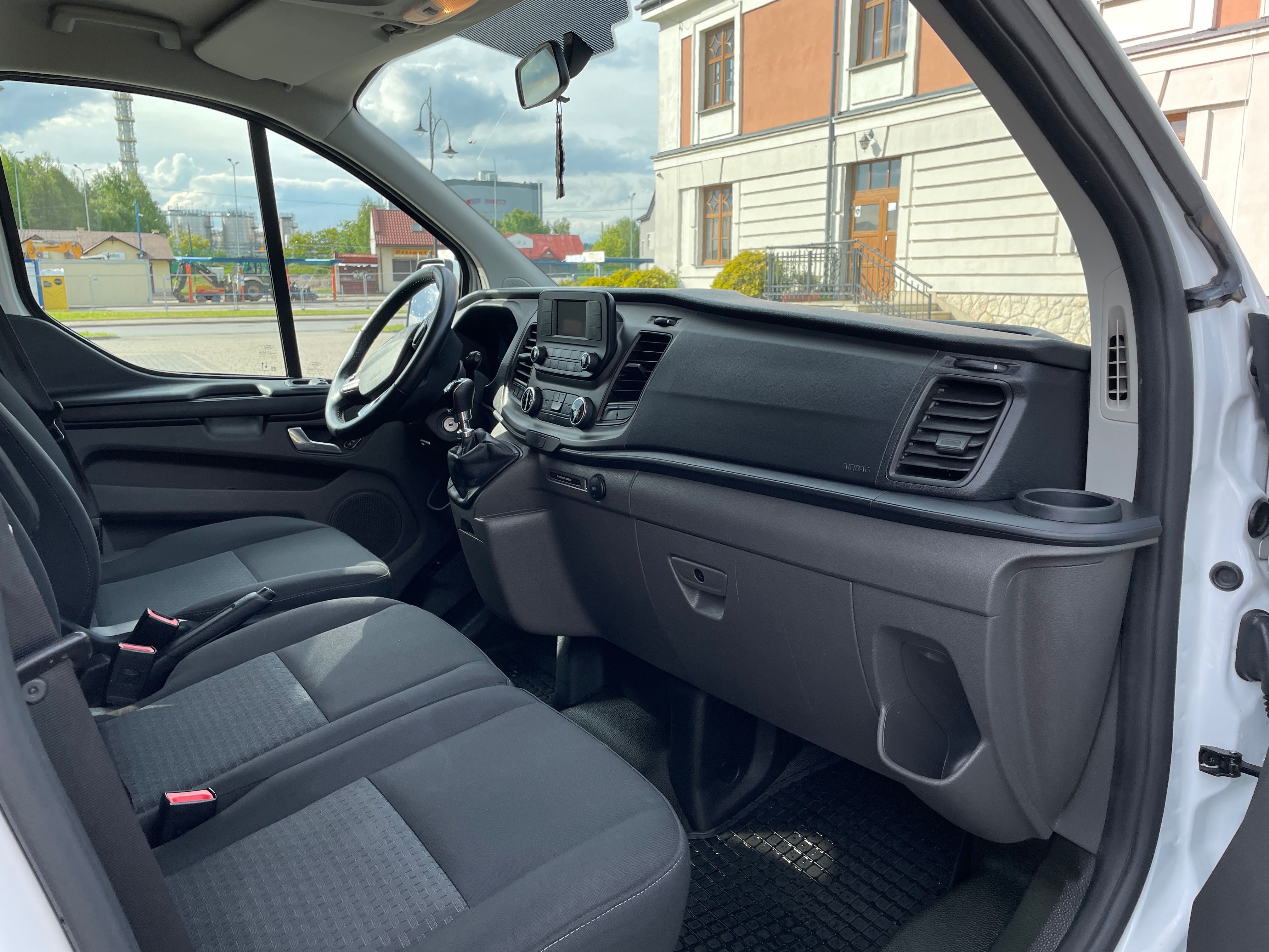 Wynajem busa 9 osobowego Ford Transit Custom – wakacje 2025 Trzebinia