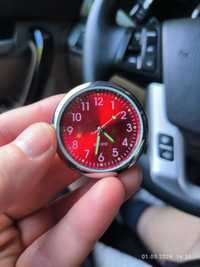 Годинник в авто червоний