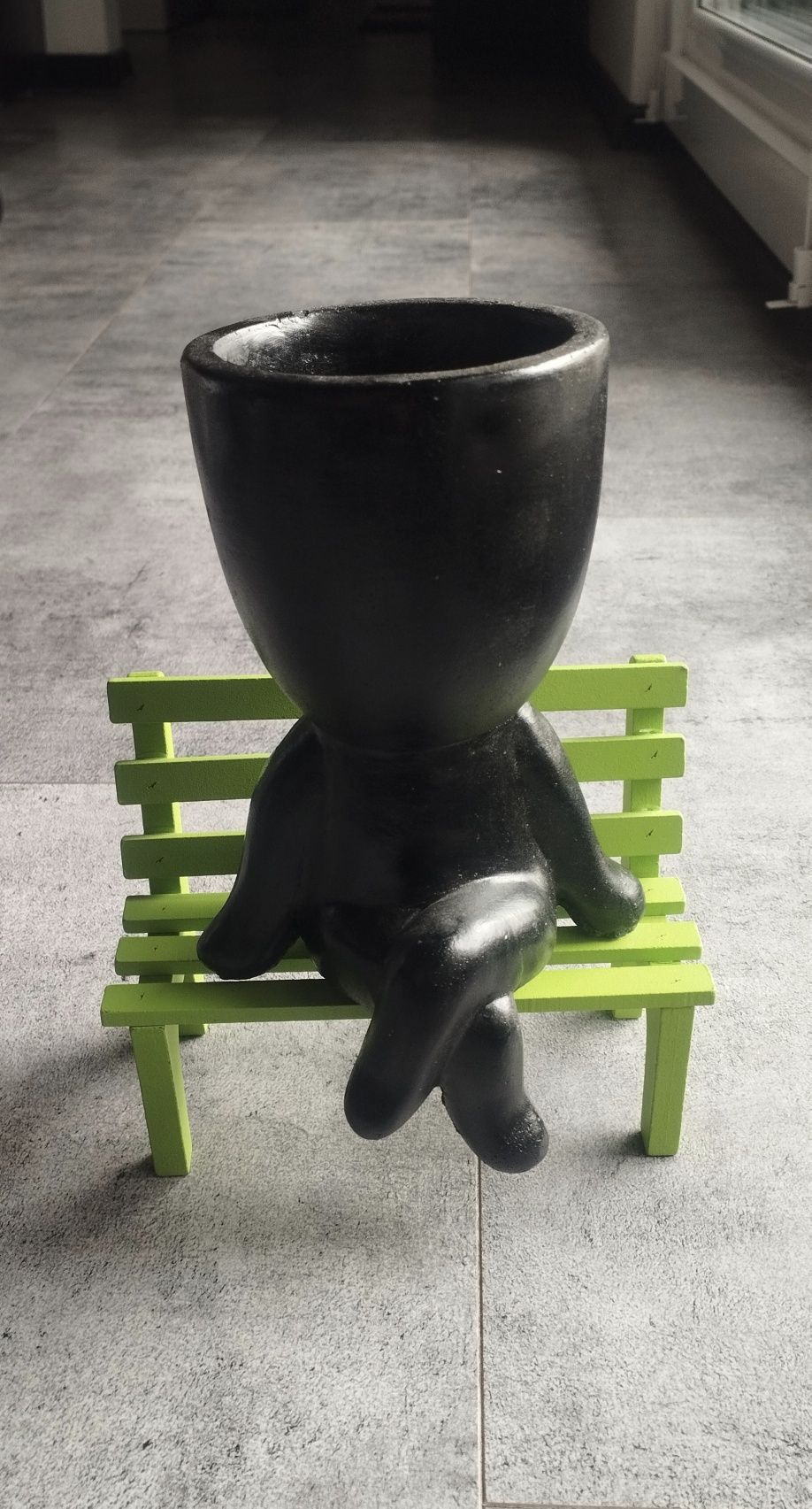 Osłonka ceramiczna głowa czarna na ławeczce siedząca ludzik