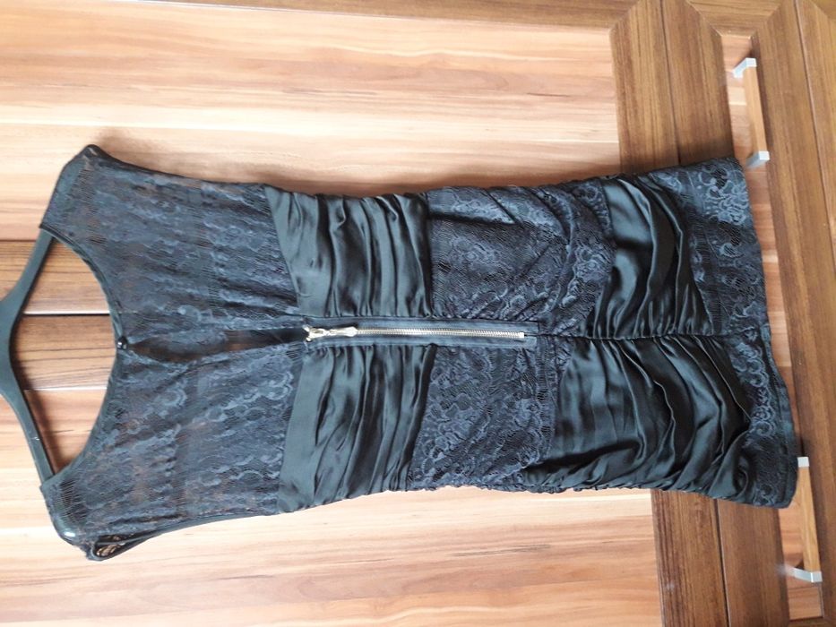 Czarna koronkowa sukienka mini