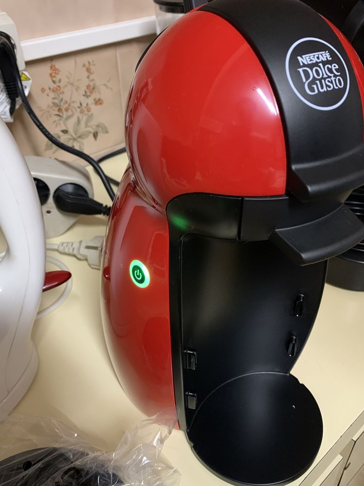 Máquina de café dolce gusto vermelha e preta