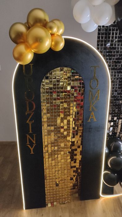 Ścianka cekinowa z balonową oprawąna 18 urodziny napis LED + cyfry