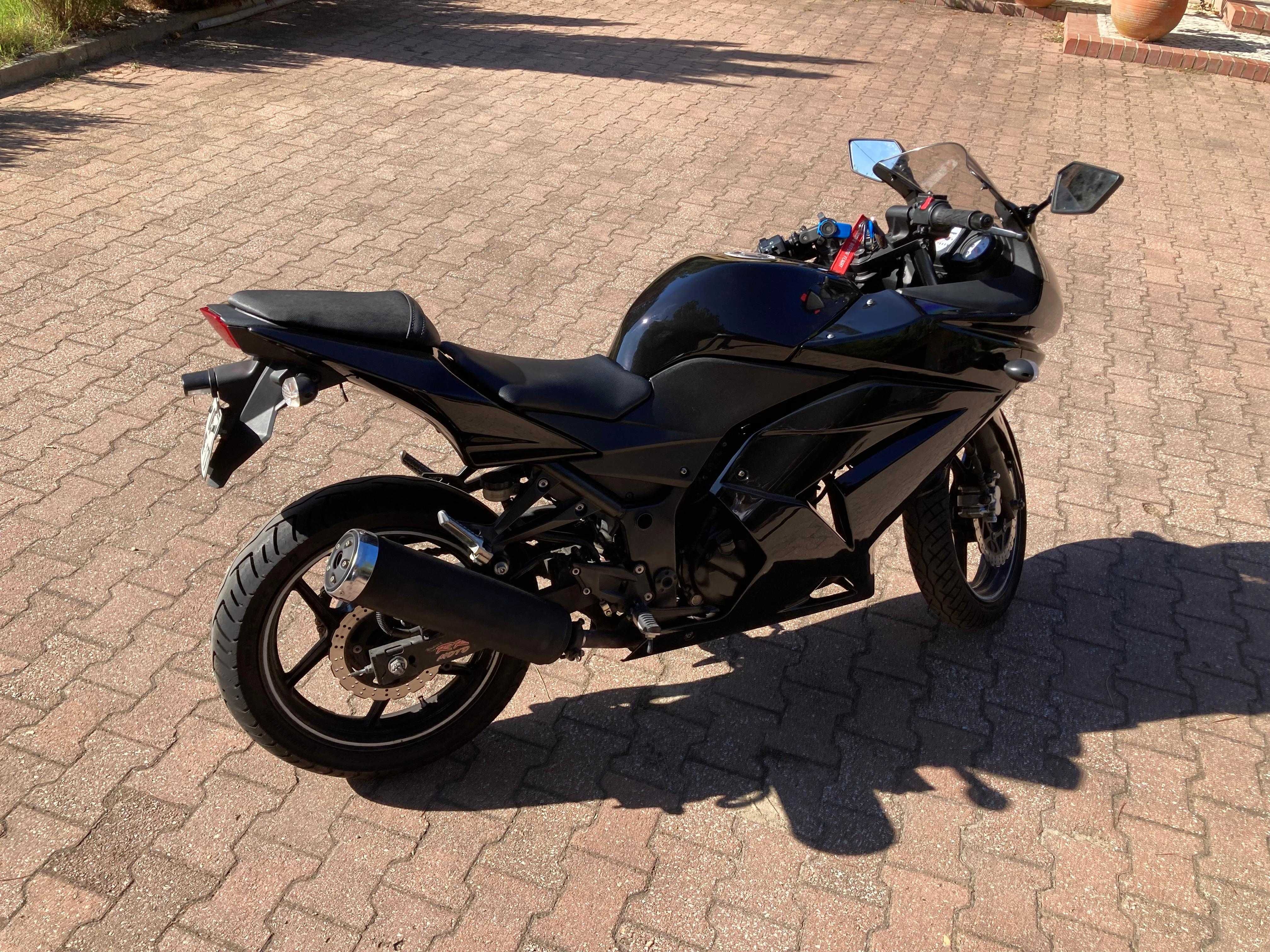 Kawasaki Ninja 250R – 25.600 km  Excelente estado