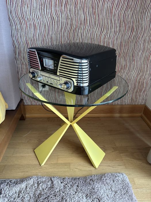 Mesa de apoio em metal e vidro