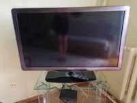 Telewizor, kolorowe ledy po bokach