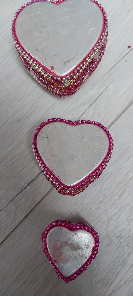 Pudełeczka trzy kuferki serduszka różowe na biżuterię walentynki