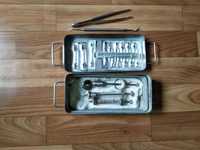 медицинский инструмент: иглы, поршень для шприца, пинцет, ножницы