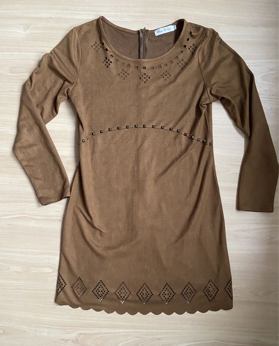 Brązowa sukienka długi rekaw azurkowa azurkowa wzory