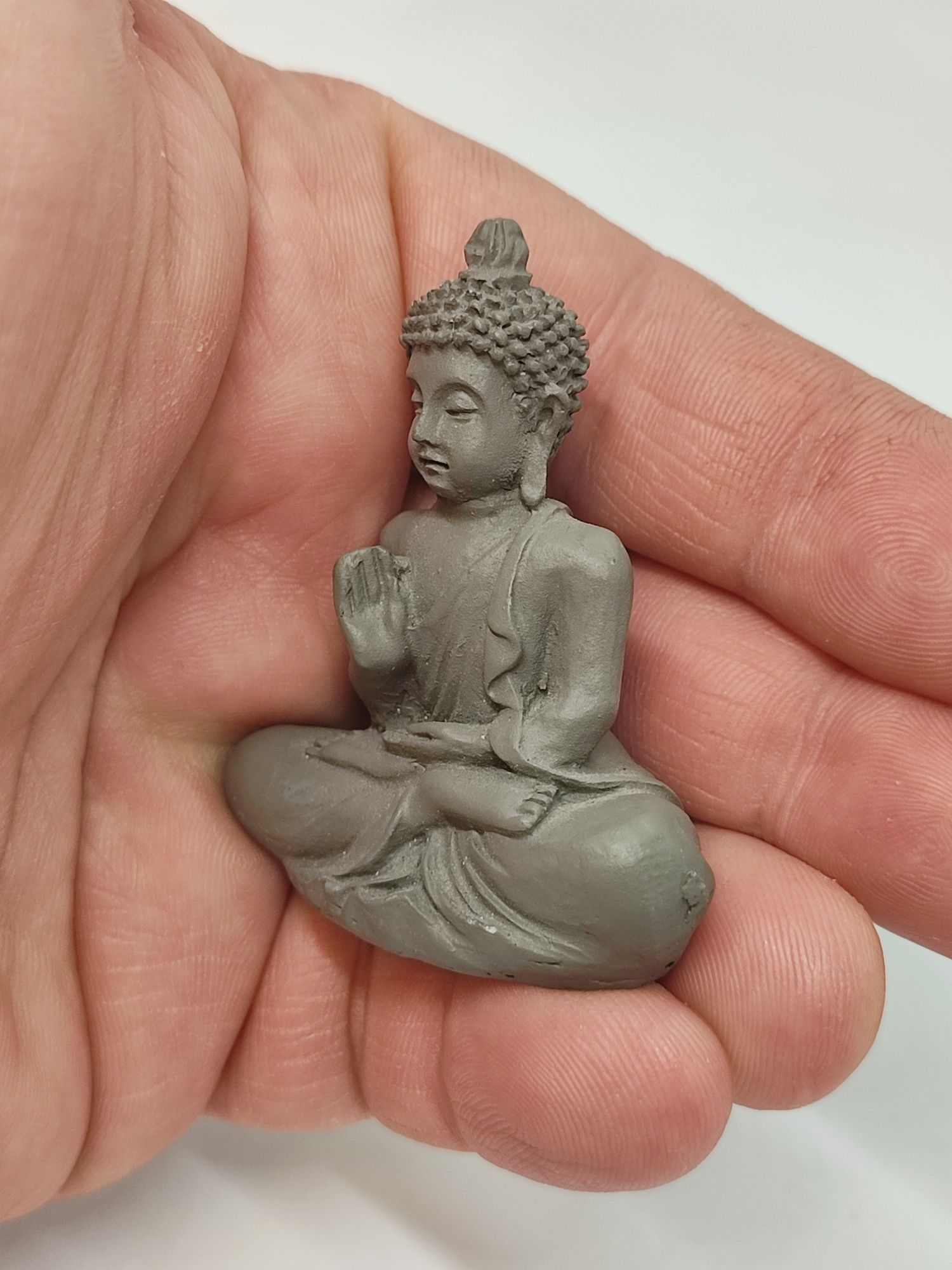 Бетонная маленькая статуэтка сидящего Будды Будда каменная статуетка