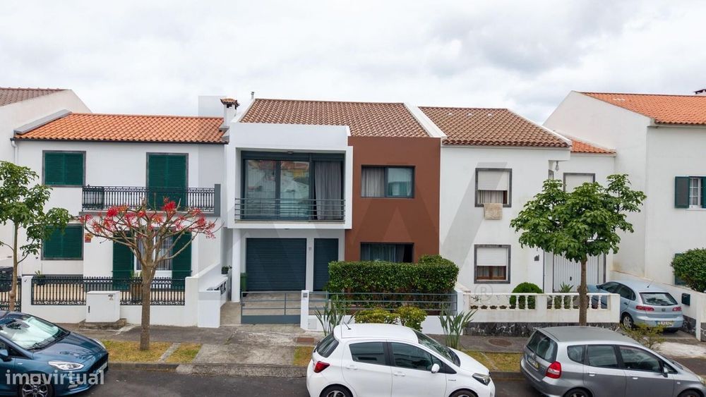 MORADIA V3+1 sita na Vila Faia, Ponta Delgada, Ilha de São Miguel