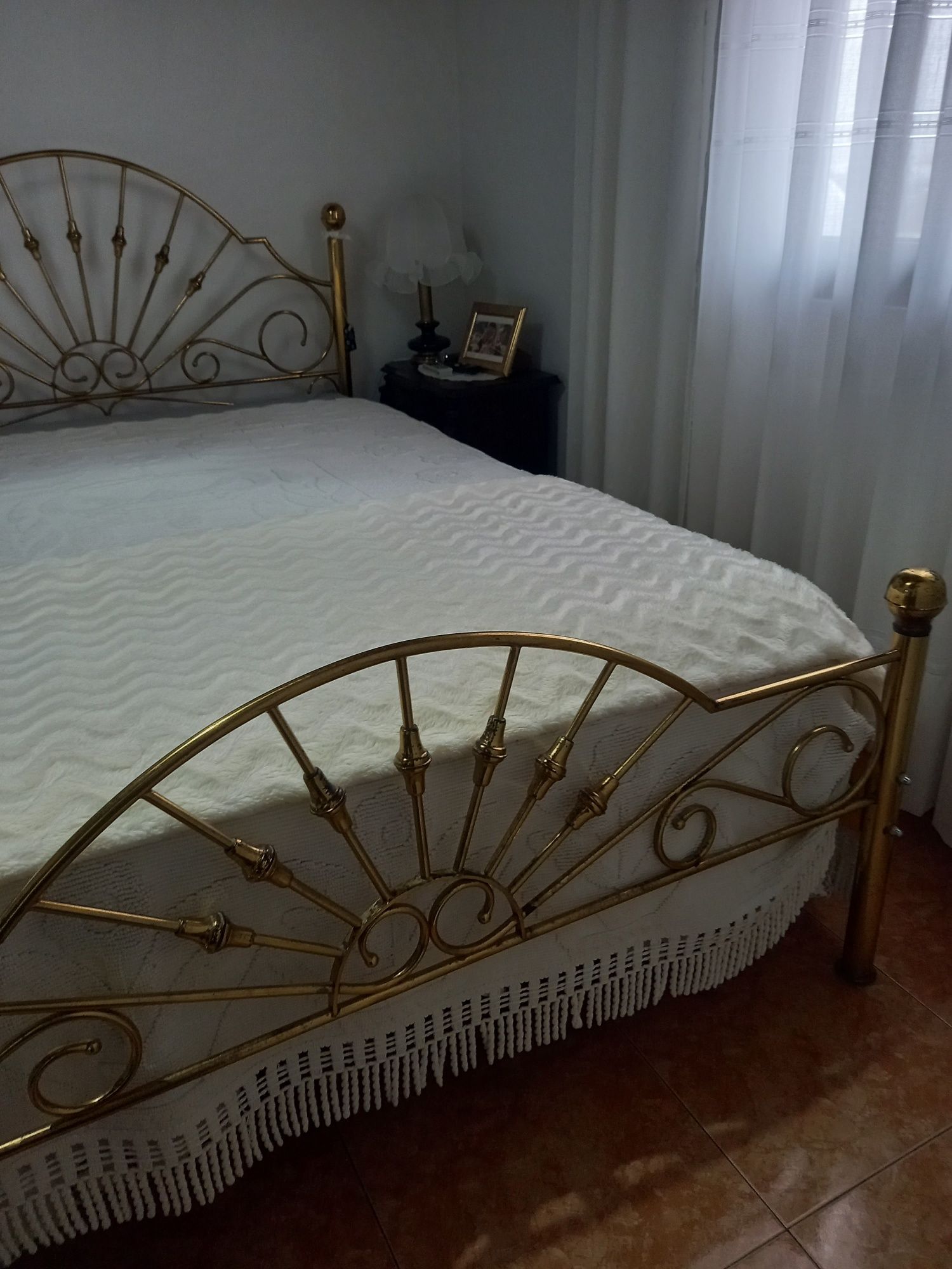 Cama de casal em latão