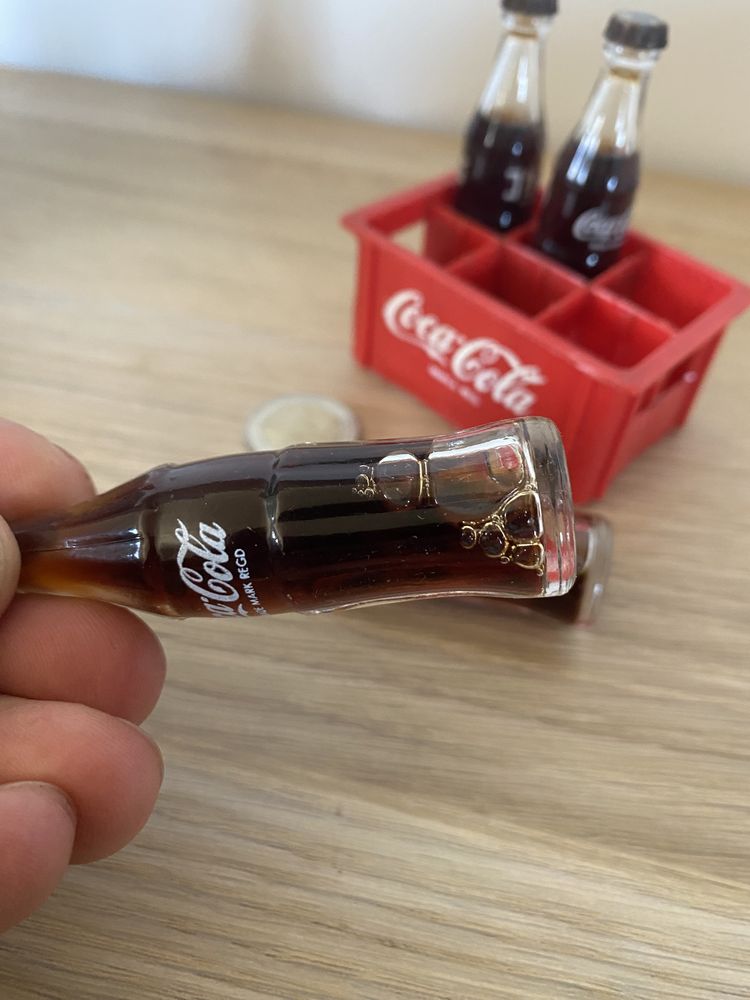 Grade e garrafas de vidro Coca-Cola miniatura