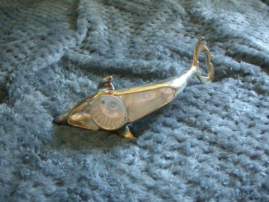 Arranca caricas em forma de golfinho