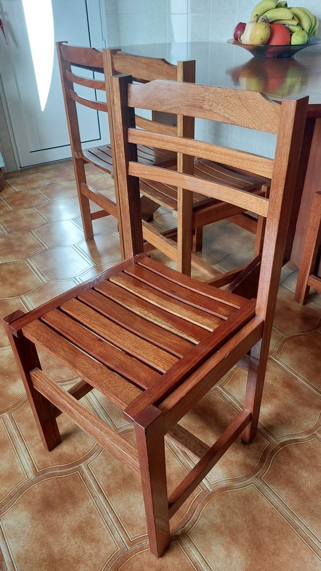 Mesa em madeira c/ 4 cadeiras