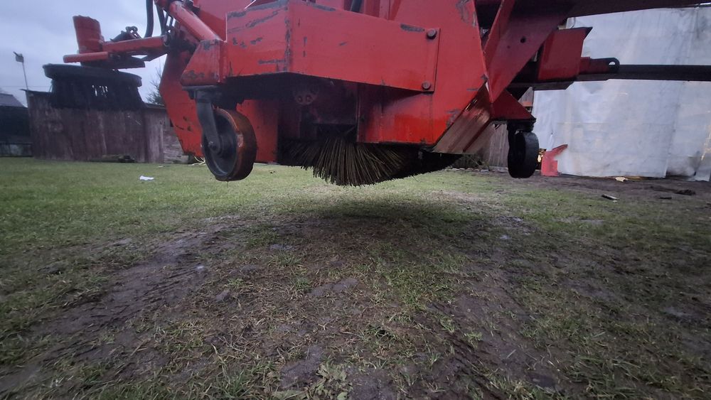 Zamiatarka z własnym napędem szczotki na widlaka lub ładowarkę
