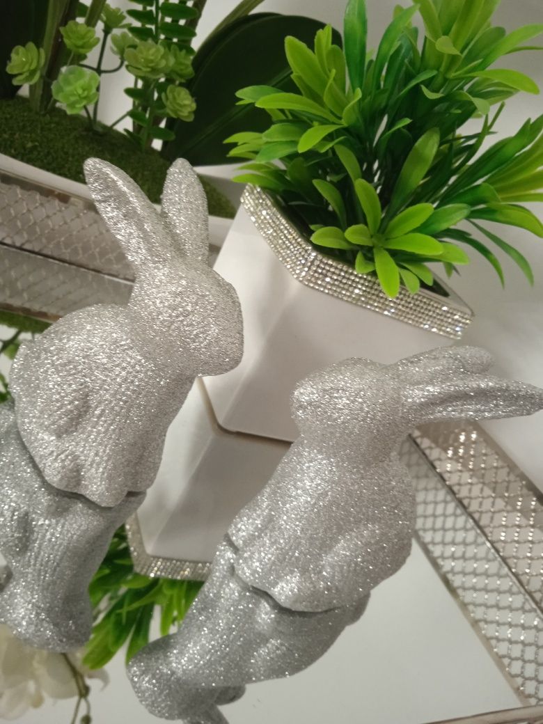 Zestaw dwa srebrne brokatowe króliczki figurki dekoracyjne Wielkanoc