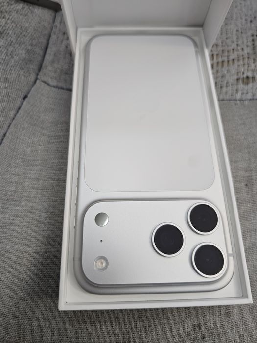 Iphone 17 pro max...1tb