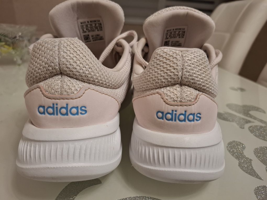 Кросівки жіночі adidas cloudfoam