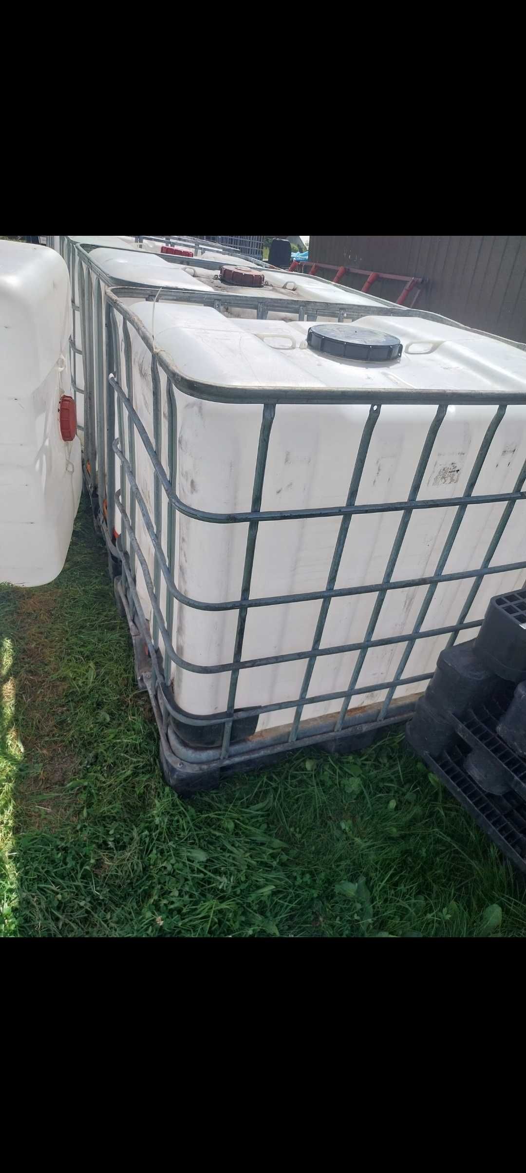 Beczka plastikowa 1000L mauzer nacpalecie i z koszem