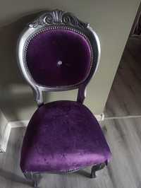Grafitowe, drewniane krzesło z fioletowym obiciem