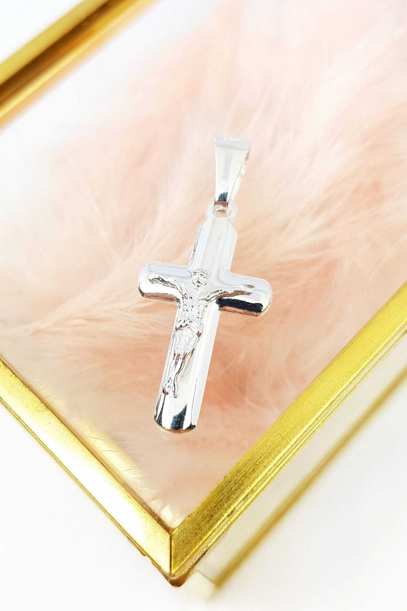 Srebrna zawieszka do łańcuszka krzyżyk z Jezusem 925