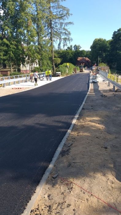 Układanie asfaltu budowa dróg parkingów asfaltowanie zalewanie spękań