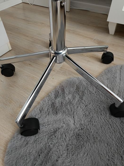 Fotel na kółkach do pokoju dziecięcego