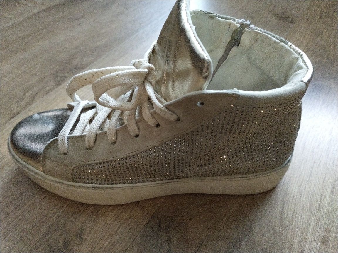 Buty buty sportowe wloskie marki Ovye w kolorze beżowo złotym