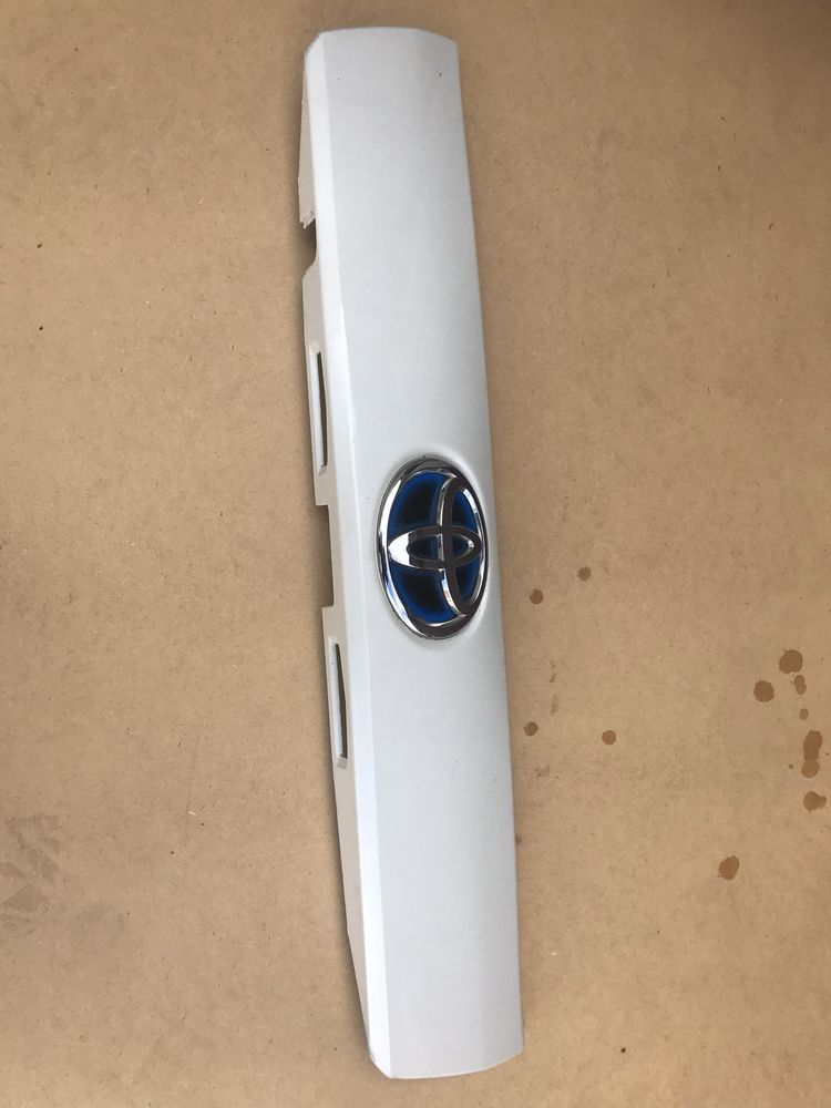 Blenda tylna toyota prius Plus biała perła