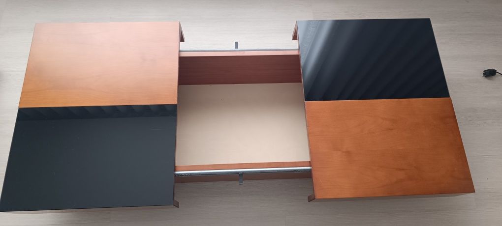 Mesa de centro em folha de cerejeira e vidro preto