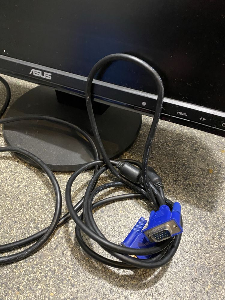 Monitor ASUS z kablami