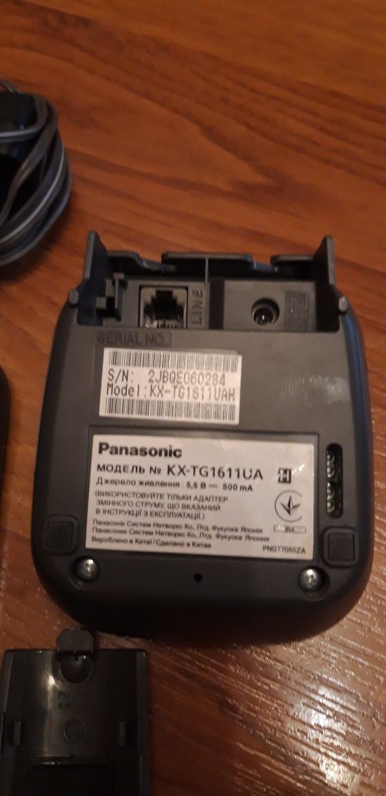 Стационарный телефон Panasonic (панасоник) с базой.