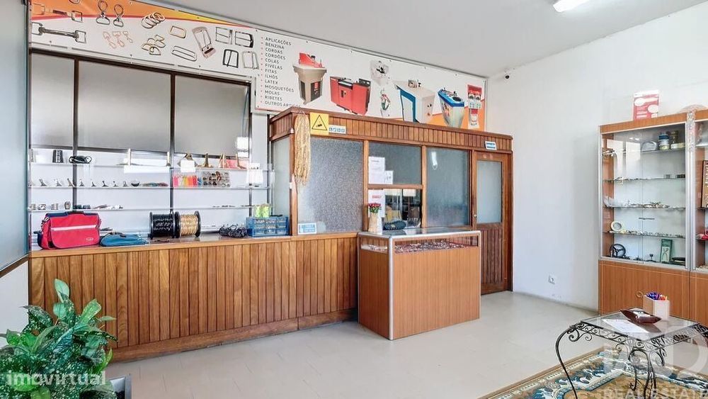 Loja / Estabelecimento Comercial em São joão da madeira de 3178,00 m2