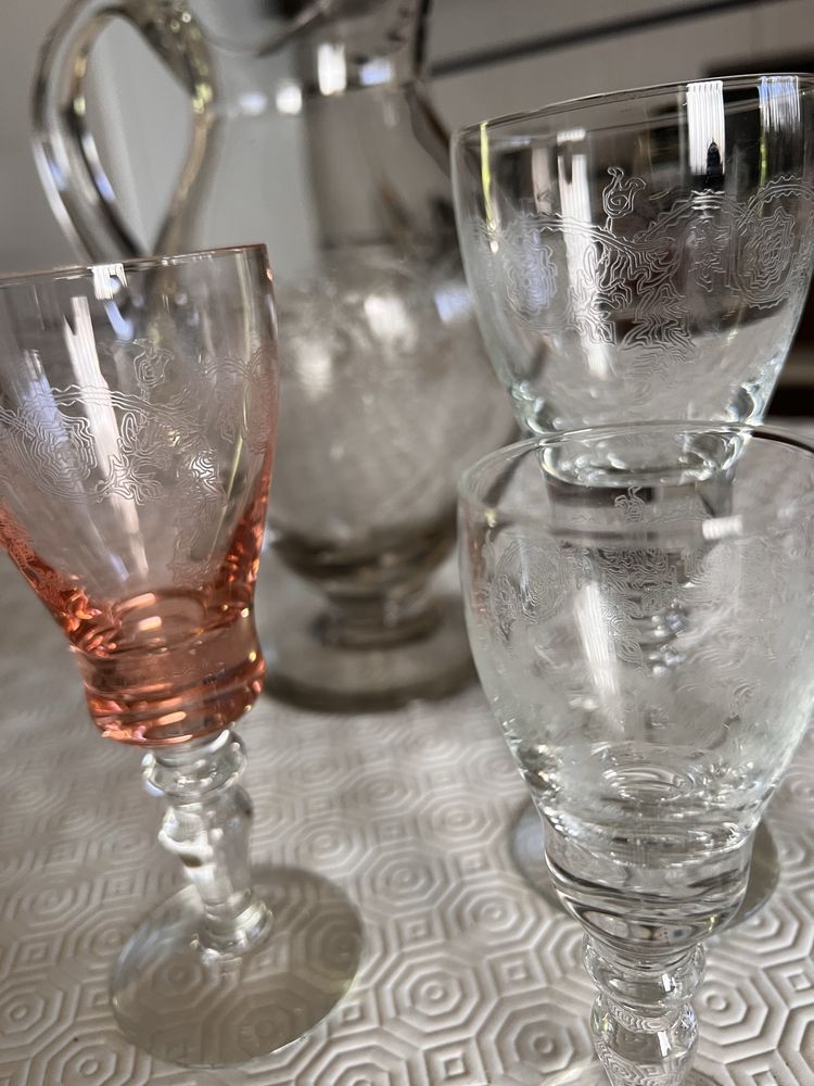 Conjunto de vidro(cristal) com gravuras.