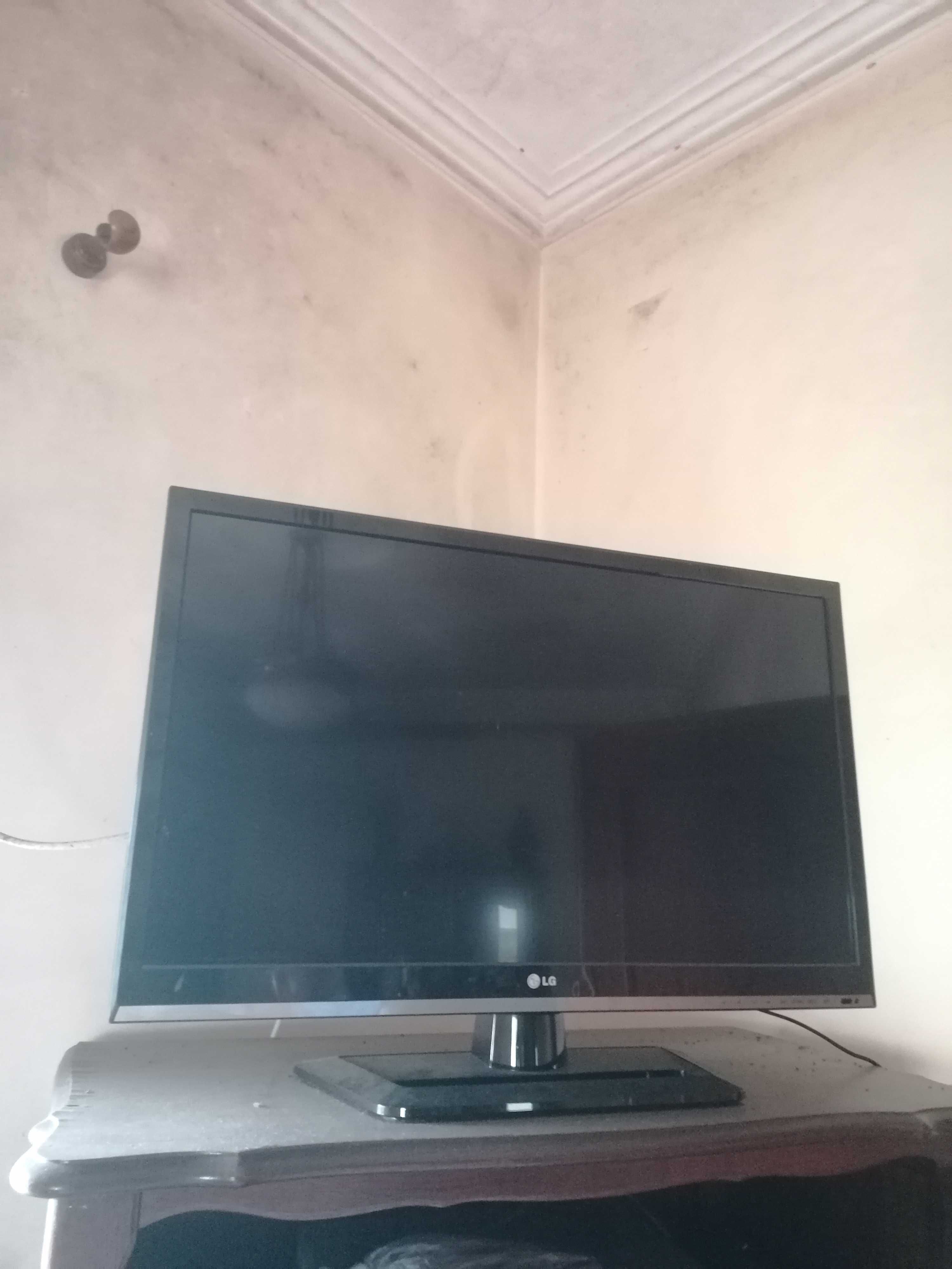 TV LG preta com comando original