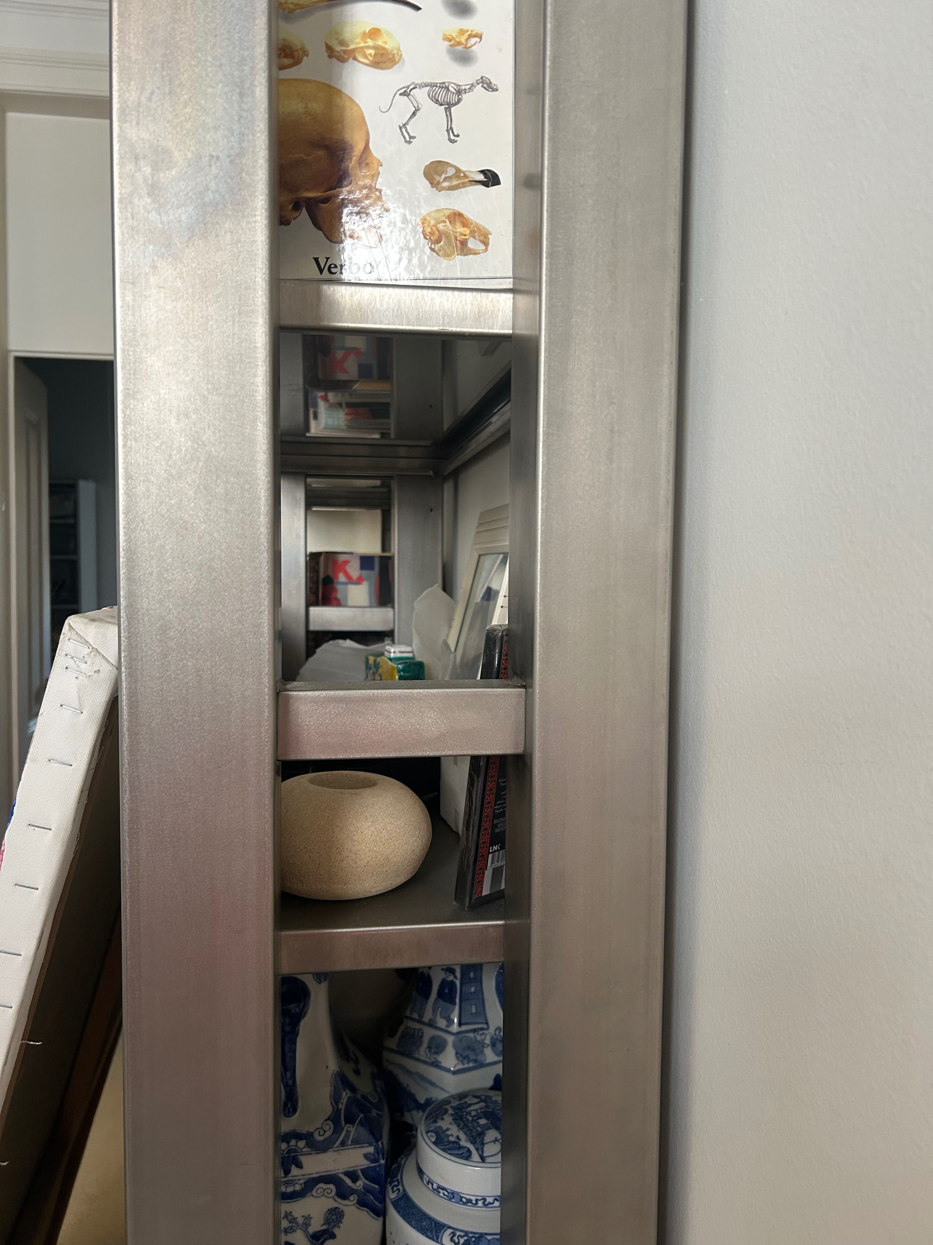 Estantes em inox para biblioteca ou arrumação em hotel.