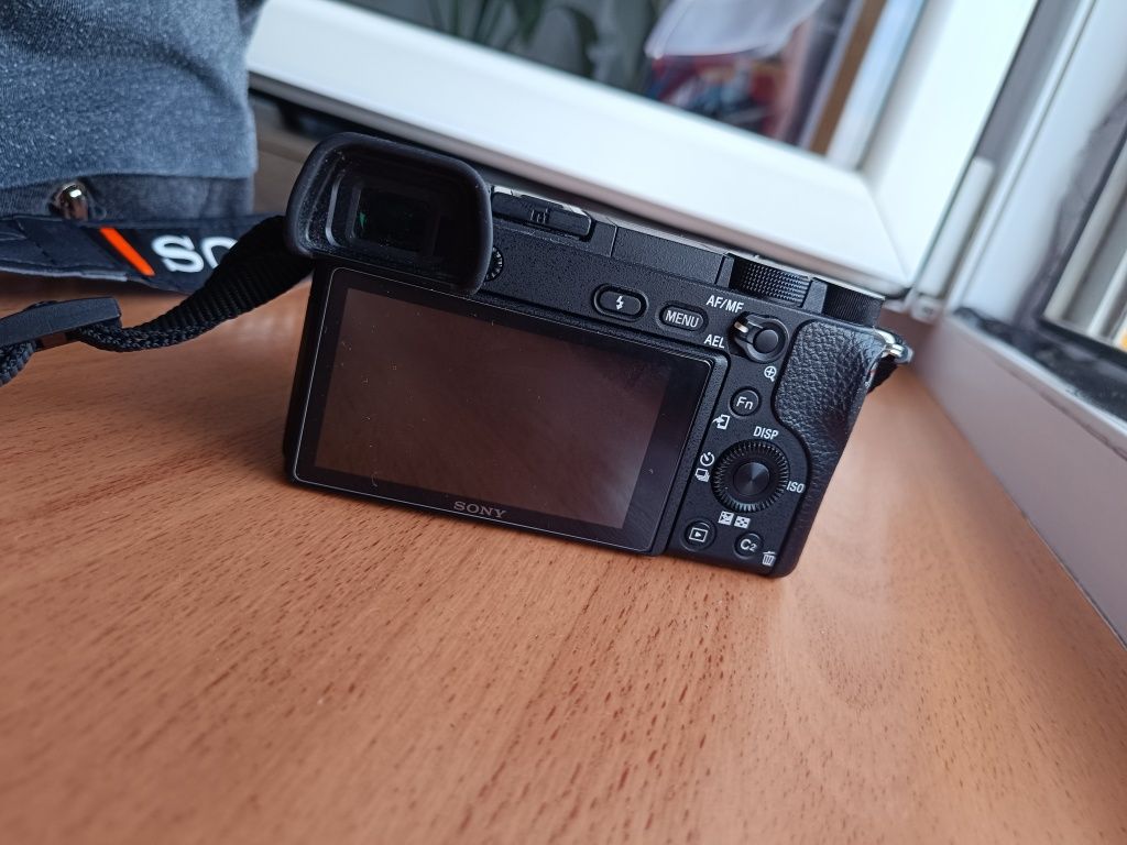 Aparat Sony A6300 + plus obiektyw 16-50 (Znakomity stan)