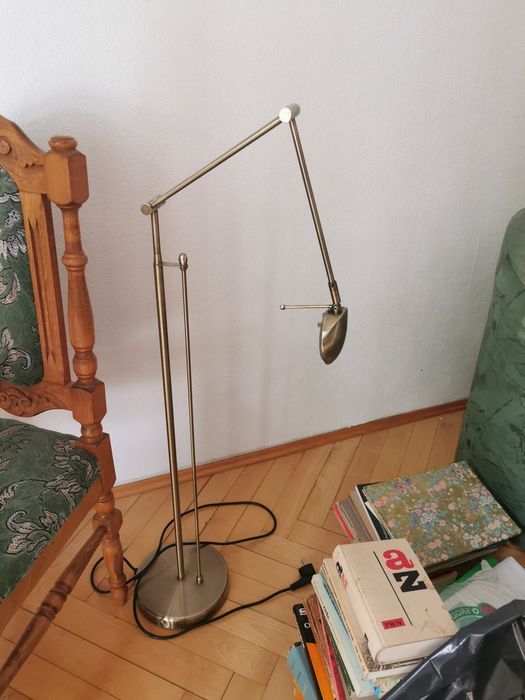 Nowoczesna lampa stojąca