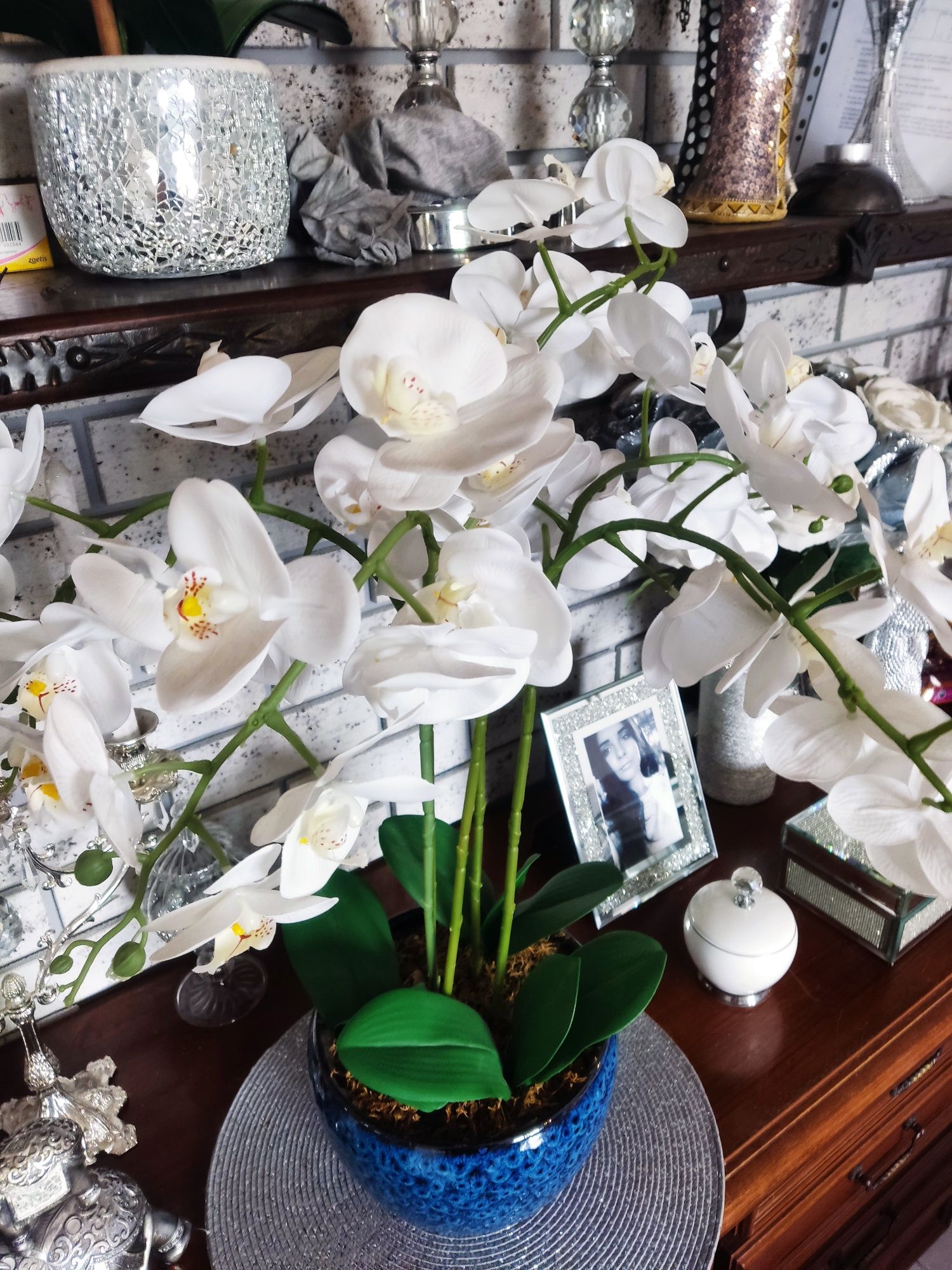 Storczyk orchidea duży sztuczny kwiat w niebieskiej ceramicznej donicy