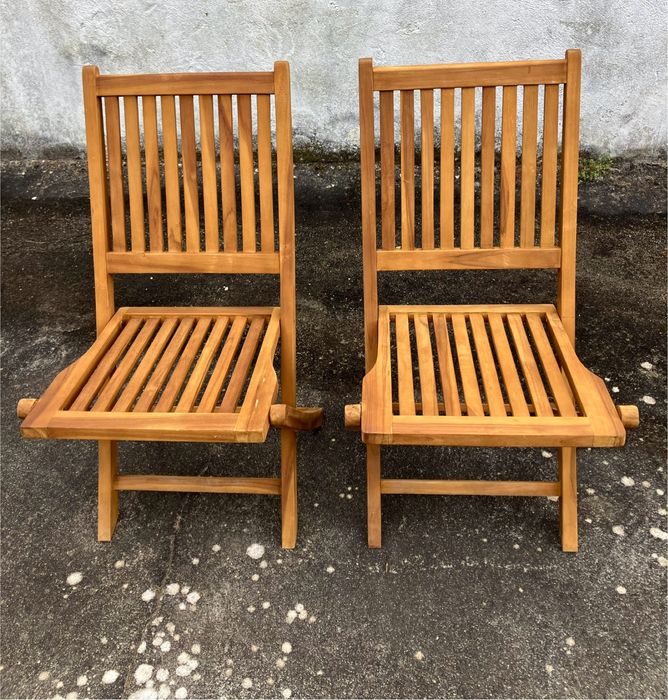 2 cadeiras e 1 mesa para exterior de madeira