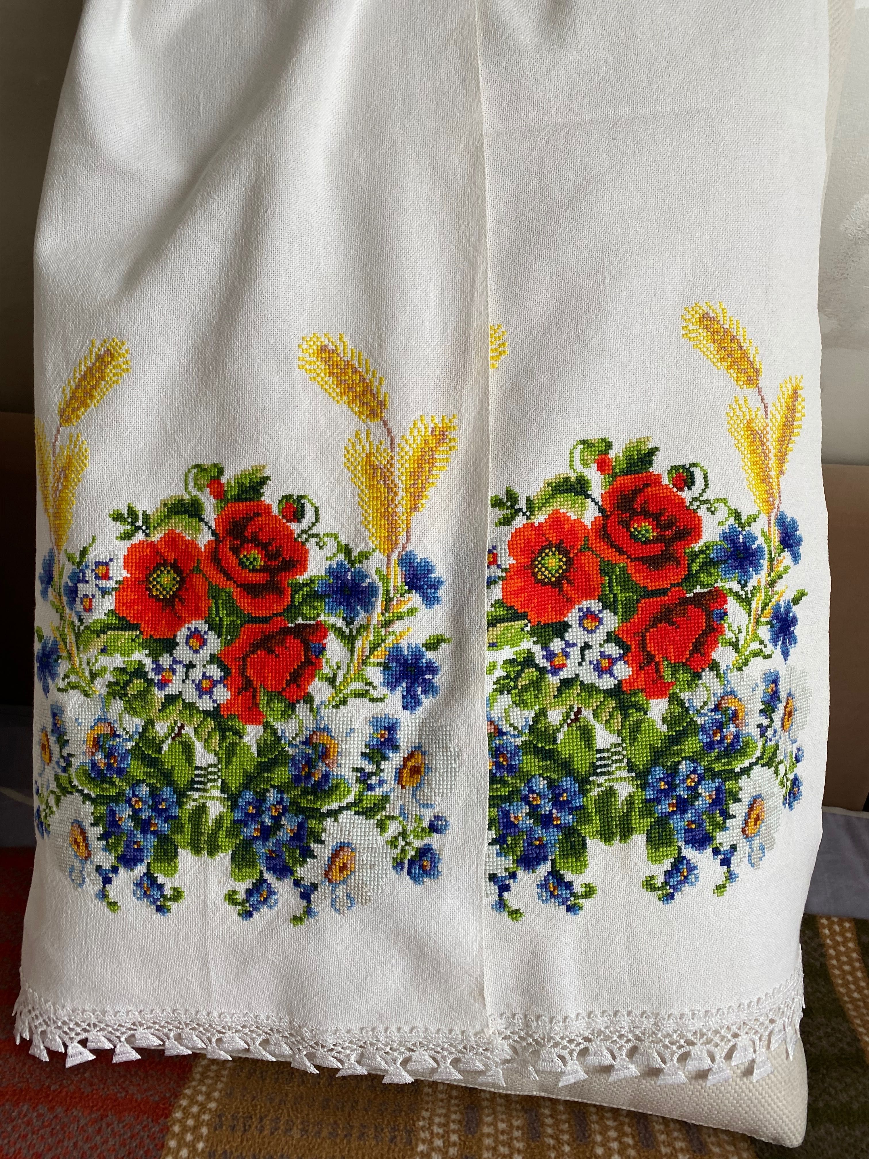 Вишитий рушник на весільний коровай