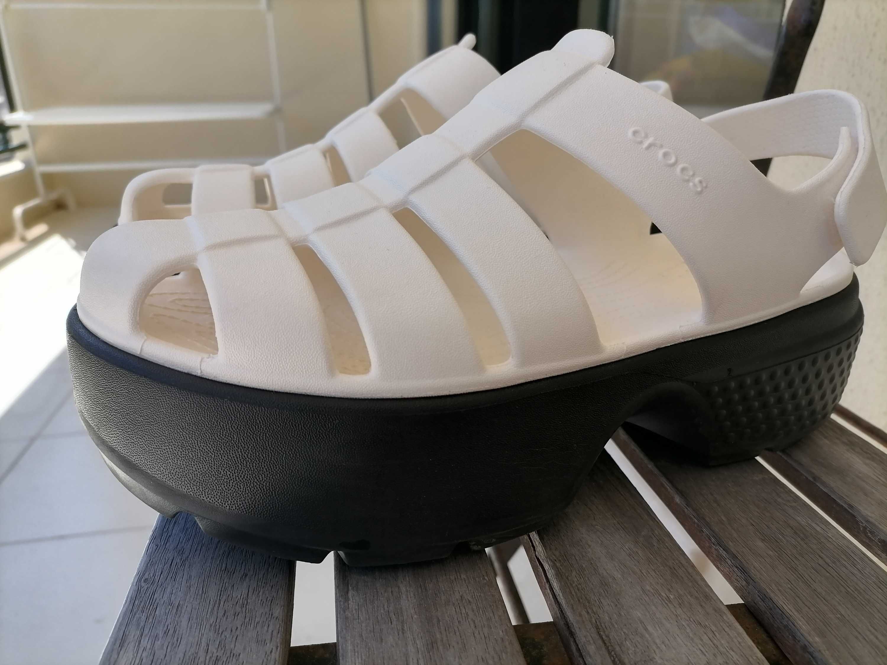 sandálias plataforma crocs