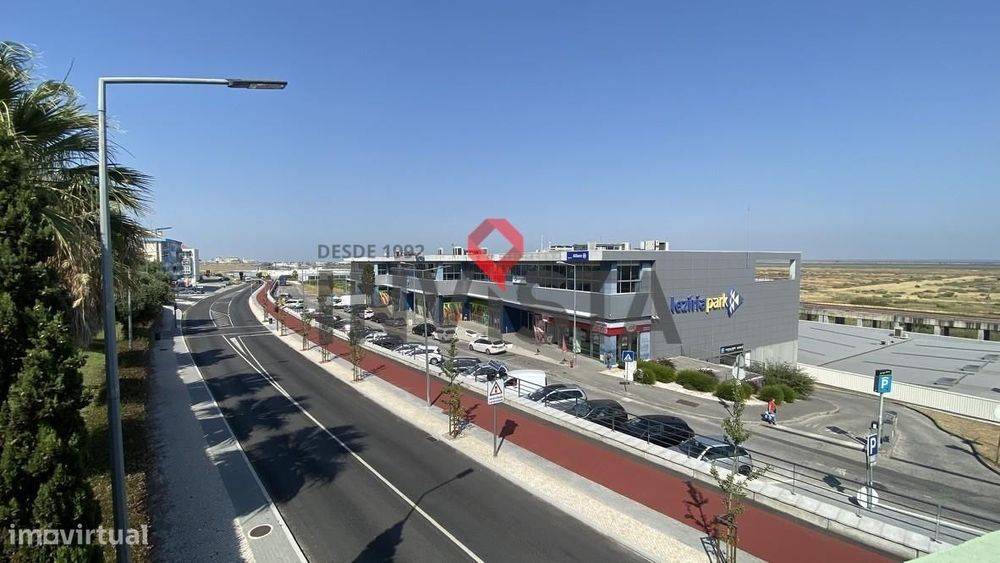 Escritório com terraço, em centro empresarial do Forte da Casa