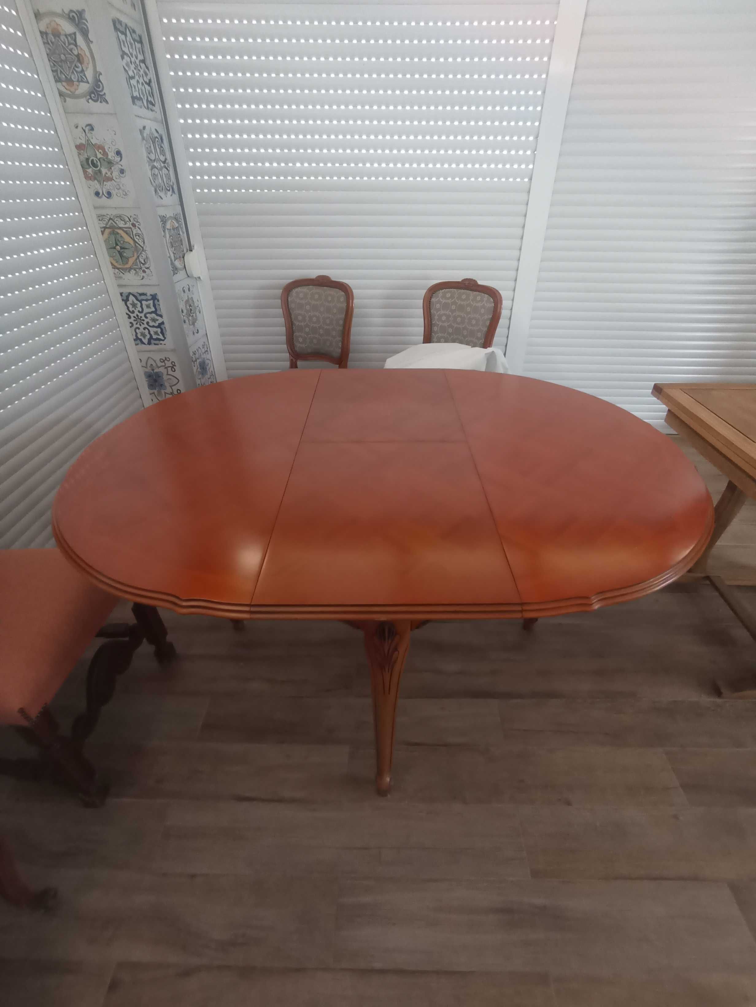 Mesa e cadeiras em cerejeira