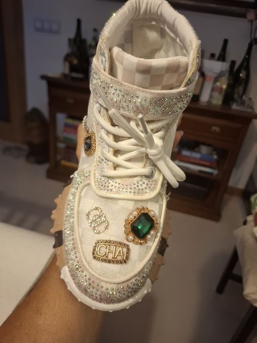 Sapatilhas bota bege muito confortáveis e respiraveis otimas .